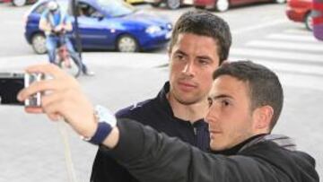 <b>APOYO. </b>Del Horno se fotografía con un aficionado en la puerta del Hotel Tryp Pelayo.