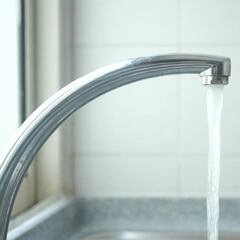 Hereda una multa de 12.000 euros por una fuga de agua y la compañía se lava las manos