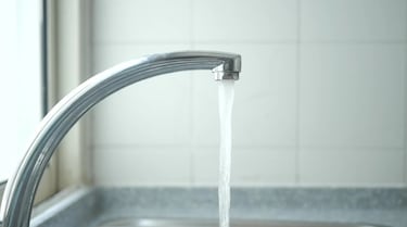 Los motivos por los que no deberías tirar nada por el inodoro, ni siquiera papel higiénico