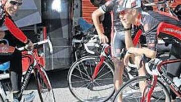 <b>AJENOS A LOS PROBLEMAS. </b>Los ciclistas del Caisse d'Epargne se desentienden de los líos de su equipo y continúan preparando la Vuelta.