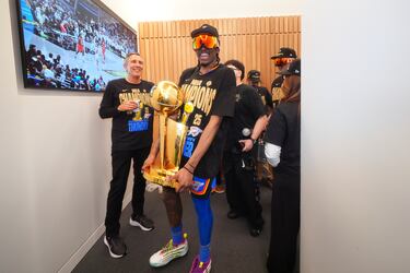 El alero del Oklahoma City Thunder, Jalen Williams, sostiene el Trofeo del Campeonato Larry O'Brien mientras celebra con su equipo la victoria en el séptimo partido del campeonato de baloncesto de la NBA contra los Indiana Pacers.
Associated Press/LaPresse