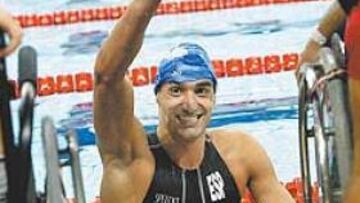 <b>CELEBRANDO EL ORO. </b>Miguel Luque saluda tras su victoria en los 50 metros braza.