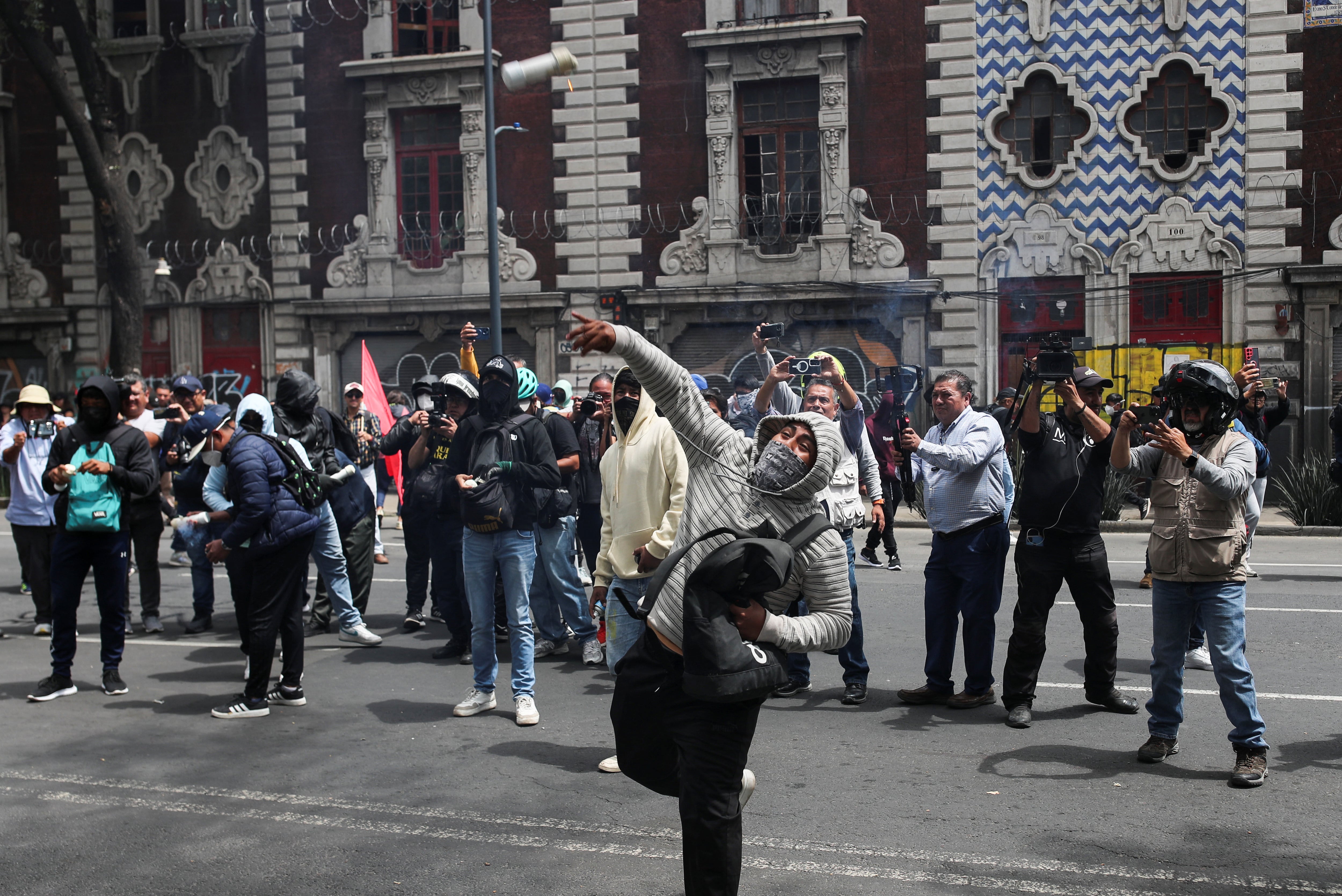 Vídeos: Encapuchados hacen destrozos en Paseo de la Reforma durante marcha por los 43 de Ayotzinapa