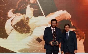 Premio olímpico AS del deporte a Alberto Fernádez, oro en los JJOO de Tokio  junto con Fátima Gálvez en la modalidad de tiro. En la imagen con a José Luis Martínez Almeida, alcalde de Madrid.