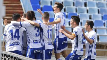 Los jugadores del Real Zaragoza celebran un gol en La Romareda.