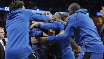 Los jugadores de Minnesota Timberwolves celebran la victoria con su entrenador, Ryan Saunders.