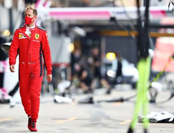 El piloto de Ferrari Sebastian Vettel llegando al circuito de Silverstone. 