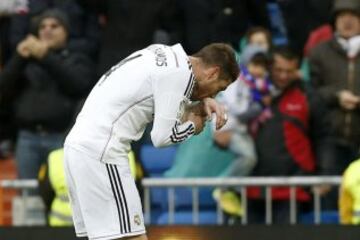 Eldefensa del Real Madrid Sergio Ramos celebra el gol marcado a la Real Sociedad, durante el partido de la vigésimo primera jornada de Liga de Primera División.