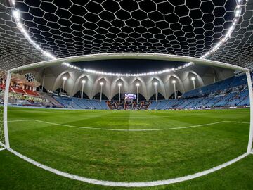 El estadio de la ciudad saudí Riad fue inaugurado en 1987 y tiene una capacidad para 67.000 espectadores. El nombre del estadio es en honor del rey y primer ministro saudí Fahd bin Abd Aziz.