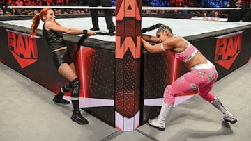 Becky Lynch golpea a Bianca Belair durante Raw.