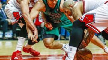 Gerald Wallace lucha un balón con Joakim Noah y Carlos Boozer.