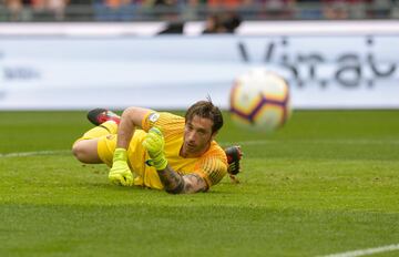 El arquero napolitano cuenta con una extensa trayectoria en en la Serie A italiana, donde ha jugado 350 partidos para Juventus, Sampdoria, Parma, Bolonia y Roma. Fue convocado 2 veces con la selección italiana, pero no llegó a debutar.