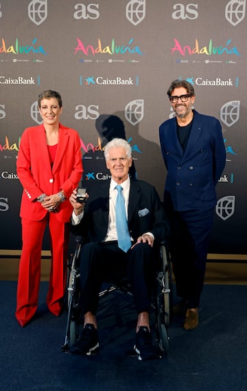 Elisa Aguilar, presidenta de la Federación Española de Baloncesto y Vicente Jiménez, Director del Diario AS con  Moncho Monsalve.
