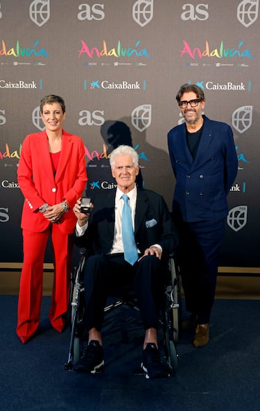 Elisa Aguilar, presidenta de la Federación Española de Baloncesto y Vicente Jiménez, Director del Diario AS con  Moncho Monsalve.

