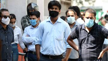 Jammu (India), 22/09/2020.- Indian people wait in a queue for COVID-19 detection tests at a government hospital in Jammu, India, 22 September 2020. India has the second highest total of confirmed COVID-19 cases in the world. EFE/EPA/JAIPAL SINGH