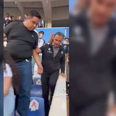 Así bajó Adolfo Ríos de su palco para auxiliar a las personas en la Corregidora