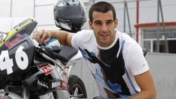 <b>COMO UNA MOTO. </b>Álvaro Negredo, titular en los cuatro primeros partidos de Liga y máximo goleador del equipo sevillista.