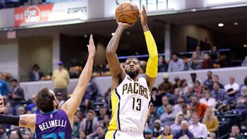 Paul George lanza ante Marco Belinelli.