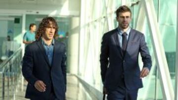 Puyol y Piqué, con los nuevos trajes.