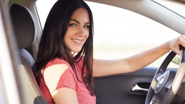 ¿Qué toman en cuenta las mujeres al comprar un auto?