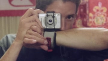 El fundador de GoPro, Nick Woodman, con el primer prototipo de la c&aacute;mara l&iacute;der en deportes de acci&oacute;n, ligada a su mu&ntilde;eca, mientras &eacute;l miraba y disparaba con ella. En 2002. 