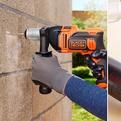 Este taladro percutor Black+Decker en oferta incluye 32 accesorios y un maletín