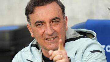 El entrenador Carlos Carvalhal, sentado en el banquillo en los prolegómenos del partido entre la Real Sociedad y el Celta.