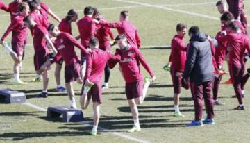 Simeone tiene dudas para el once inicial ante el Barcelona.