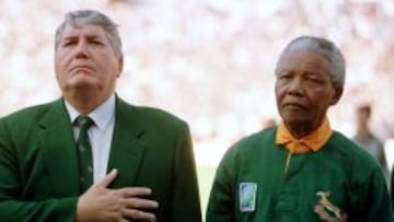 Nelson Mandela, presidente sudafricano, junto a Louis Luyt, presidente de la Federaci&oacute;n Sudafricana de Rugby, en 1995.