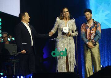 Pastora Soler recibe su premio.