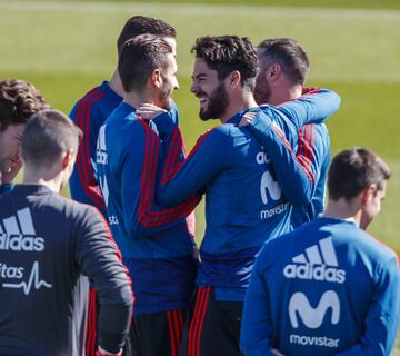 Isco bromeando junto a Koke. 