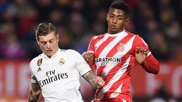 GIRONA, SPAIN - JANUARY 31: Toni Kroos of Real Madrid in action with Anthony Lozano of Girona during the Copa del Quarter Final match between Girona and Real Madrid at Montilivi Stadium on January 31, 2019 in Girona, Spain. (Photo by David Ramos/Getty Images )