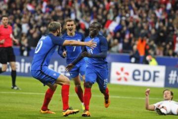 N'Golo Kante celebra su gol.