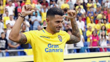 GRA507. LAS PALMAS DE GRAN CANARIA, 13/07/2017.- El futbolista V&iacute;ctor Mach&iacute;n &#039;Vitolo&#039;, hoy en el estadio de Gran Canaria, durante su presentaci&oacute;n como jugador de la UD Las Palmas hasta diciembre ya que en enero tendr&aacute; que incorporarse al Atl&eacute;tico de Madrid, hasta 2022. EFE/Elvira Urquijo A.