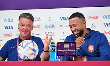 Louis van Gaal y Memphis bromean en la rueda de prensa previa a los cuartos de final.