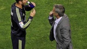 <b>FRIALDAD. </b>Mourinho da indicaciones a Sergio Ramos en el encuentro ante el Rayo.