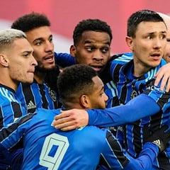 El Ajax arrebata el liderato al PSV con polémica