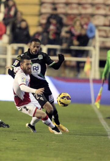 El delantero portugués del Córdoba Bebé lucha un balón con el defensa del Rayo Vallecano "Tito".