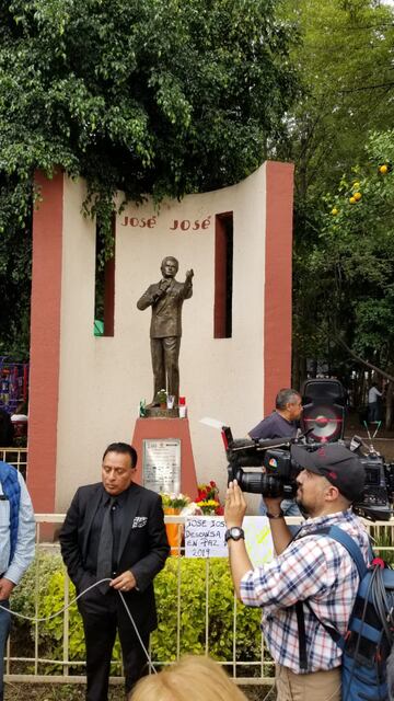 Comienza el homenaje con unas palabras para el cantante mexicano. 