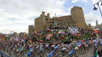 EN CARRERA. Un paso del Mundial por el Castillo Templario.