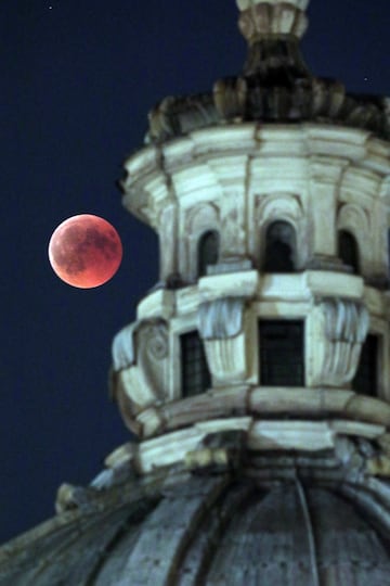 Imagen del eclipse lunar con luna de sangre 2018 sobre la Iglesia de San José dei Falegnami de Roma, capital de Italia. 