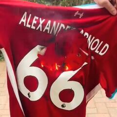 Liverpool explota: “Alexander-Arnold traidor, perdedor, rata...”