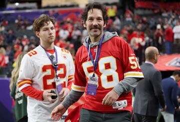 Paul y su hijo Jack Rudd, presentes en el Allegiant Stadium para apoyar a los Chiefs.