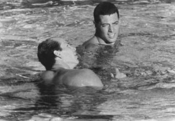Nadador estadounidense, cuyas 11 medallas en tres ediciones de los Juegos Olímpicos, le convirtieron en uno de los mejores nadadores durante la década de 1980 y los primeros años de la de 1990.