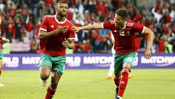 El delantero marrueco Ayoub El Kaabi (i) celebra con su compa&ntilde;ero de equipo Amine Harit (d) despu&eacute;s de marcar el 1-1 durante un partido amistoso internacional entre Marruecos y Eslovaquia, en el Stade de Gen&egrave;v, en Ginebra.