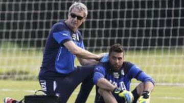 Sirigu, asistido por sus problemas en el cuello.