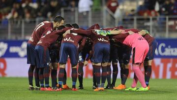 Los jugadores del Eibar, antes del partido ante el Villarreal.