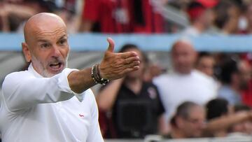 AC Milan&#039;s Italian head coach Stefano Pioli shouts instructions during the Italian Serie A football match between Sassuolo and AC Milan on May 22, 2022 at the Mapei - Citta del Tricolore stadium in Sassuolo. (Photo by Tiziana FABI / AFP)