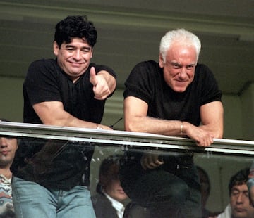 04 de noviembre de 1998 La ex estrella del fútbol argentino Diego Maradona (izq.), Acompañado por su entrenador Guillermo Coppola, saluda a los fotógrafos mientras asiste al partido de cuartos de final de la Copa Mercosur entre el Palmeiras de Brasil y el ex equipo de Maradona, Boca Juniors