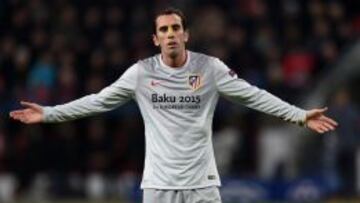 Diego Godin, se lamenta durante el partido ante el Bayer Leverkusen